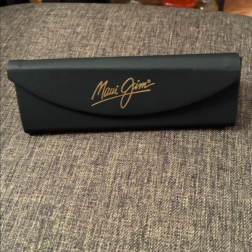 Maui Jim Black Case with Gold Script Logo - Picture 2 of 6